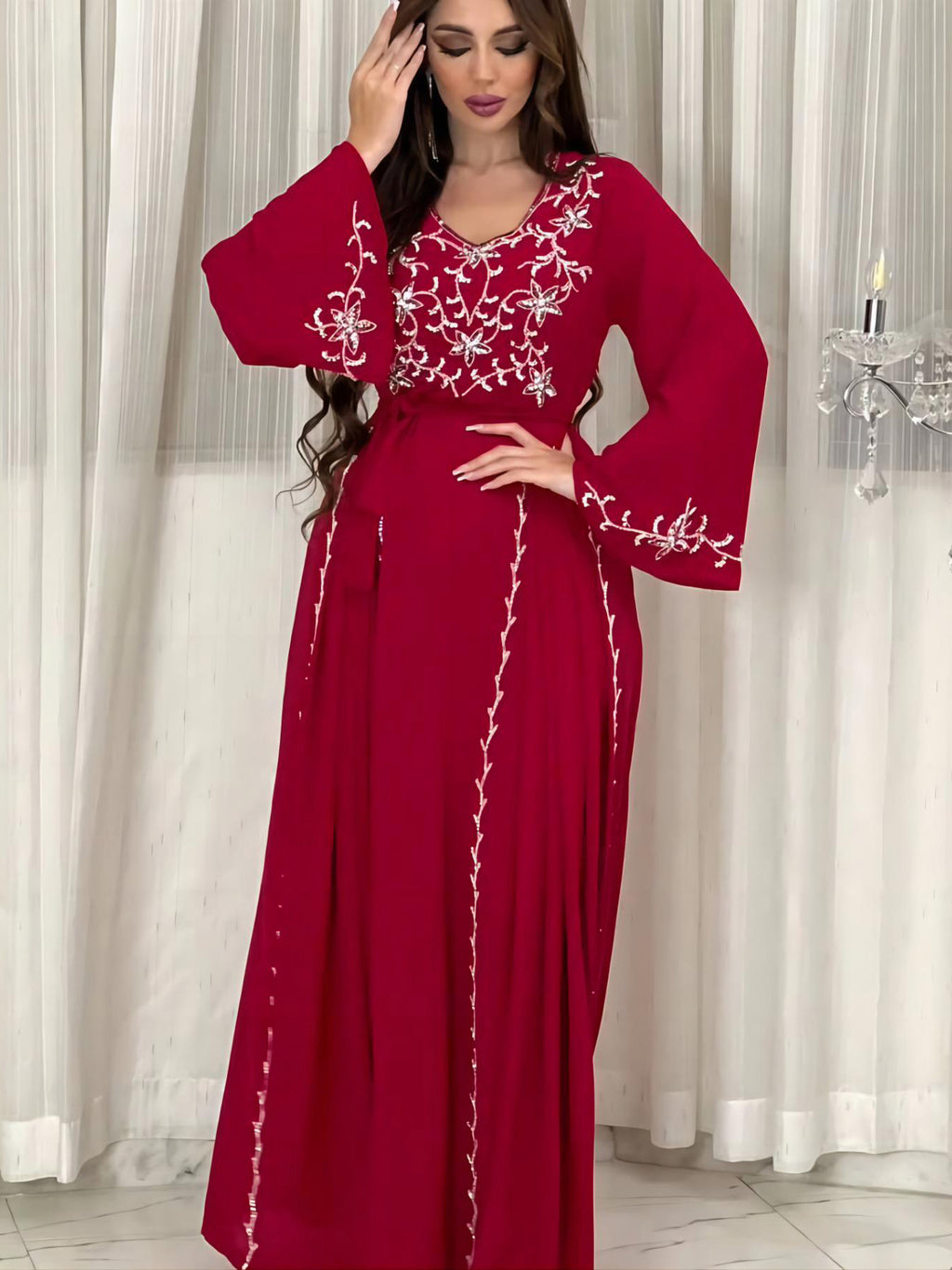 Robe de soirée élégante à broderies et appliqués avec ceinture, manches longues, jupe longue
