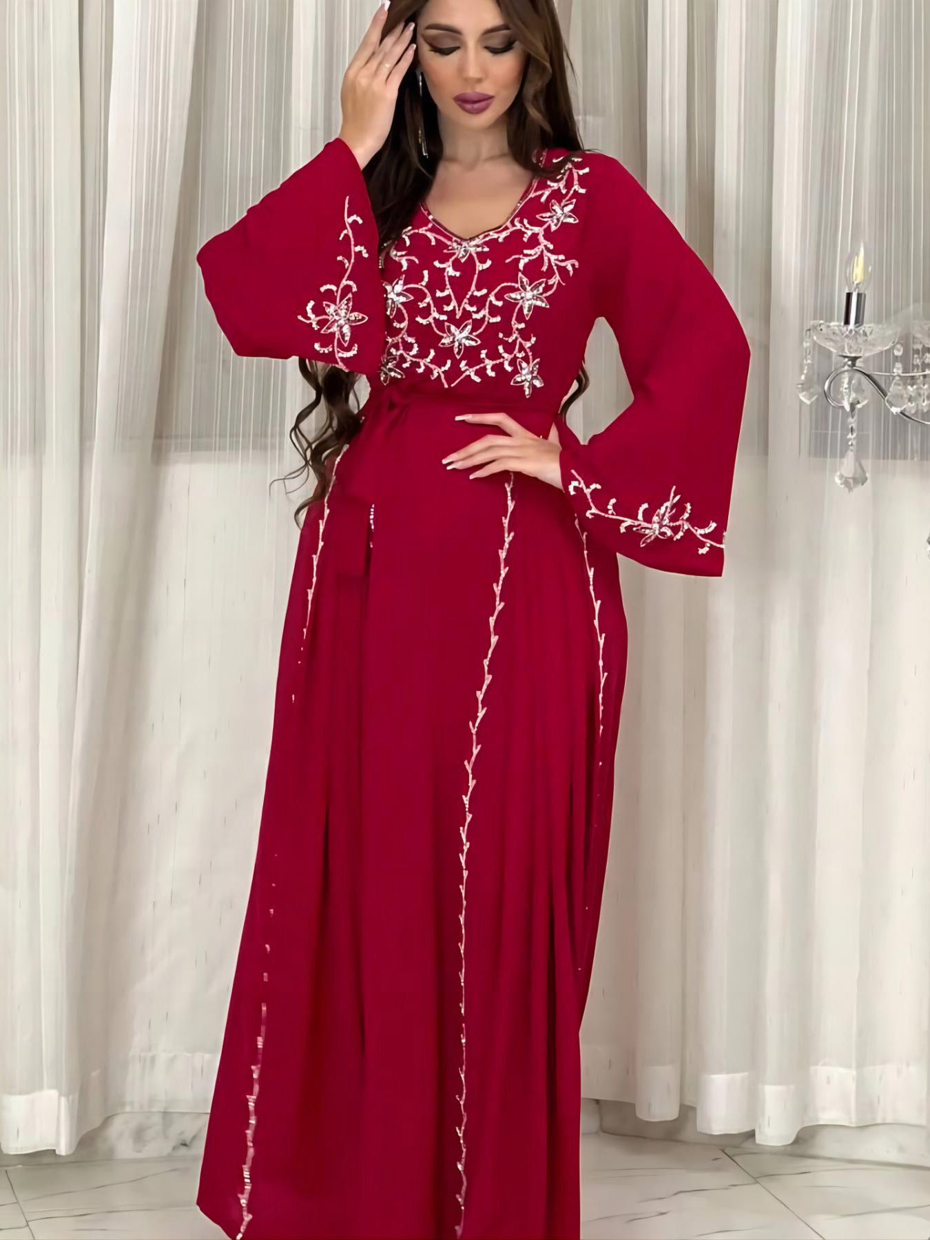 Robe de soirée élégante à broderies et appliqués avec ceinture, manches longues, jupe longue