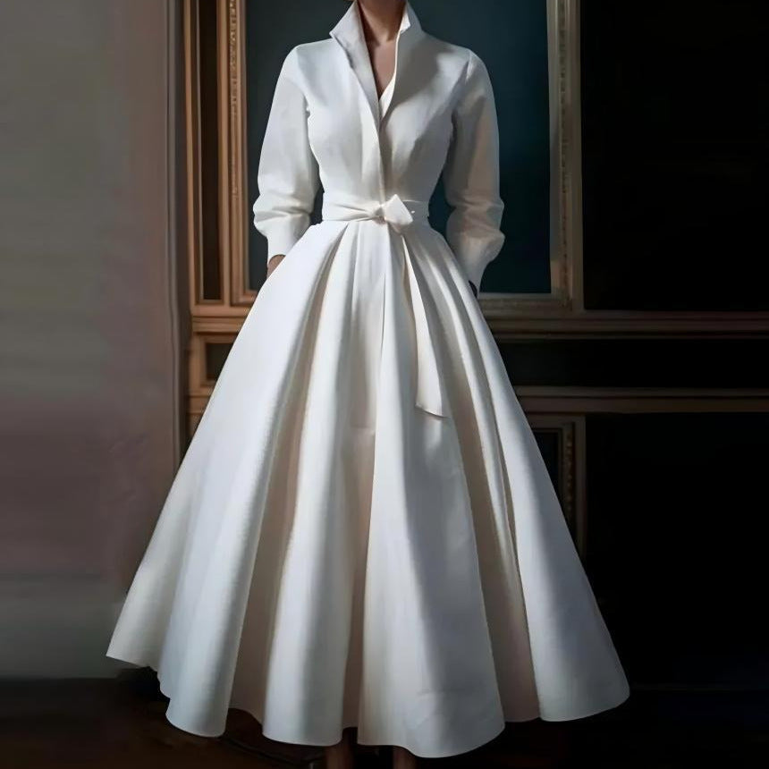 Robe blanche à col montant, taille cintrée et manches longues pour femme