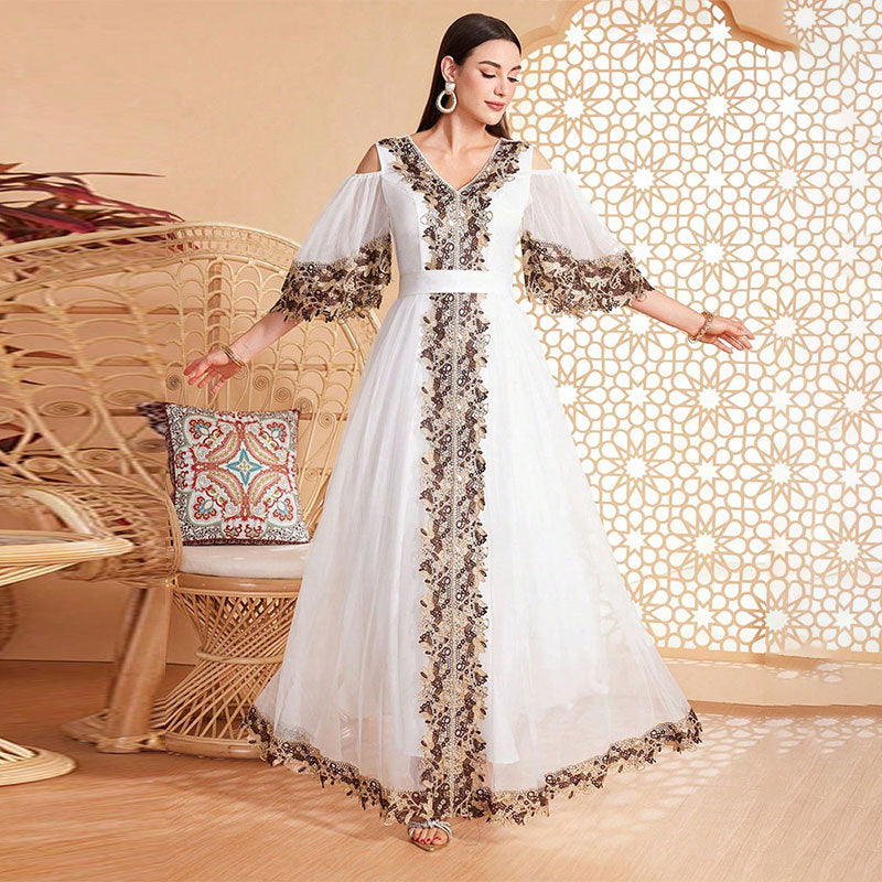 فستان شبكي من الشرق الأوسط، مزين بتطريزات أنيقة، بأكمام واسعة مكشوفة الكتفين