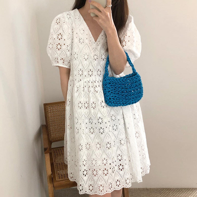 Robe pull cintrée à col en V en crochet ajouré et manches bouffantes