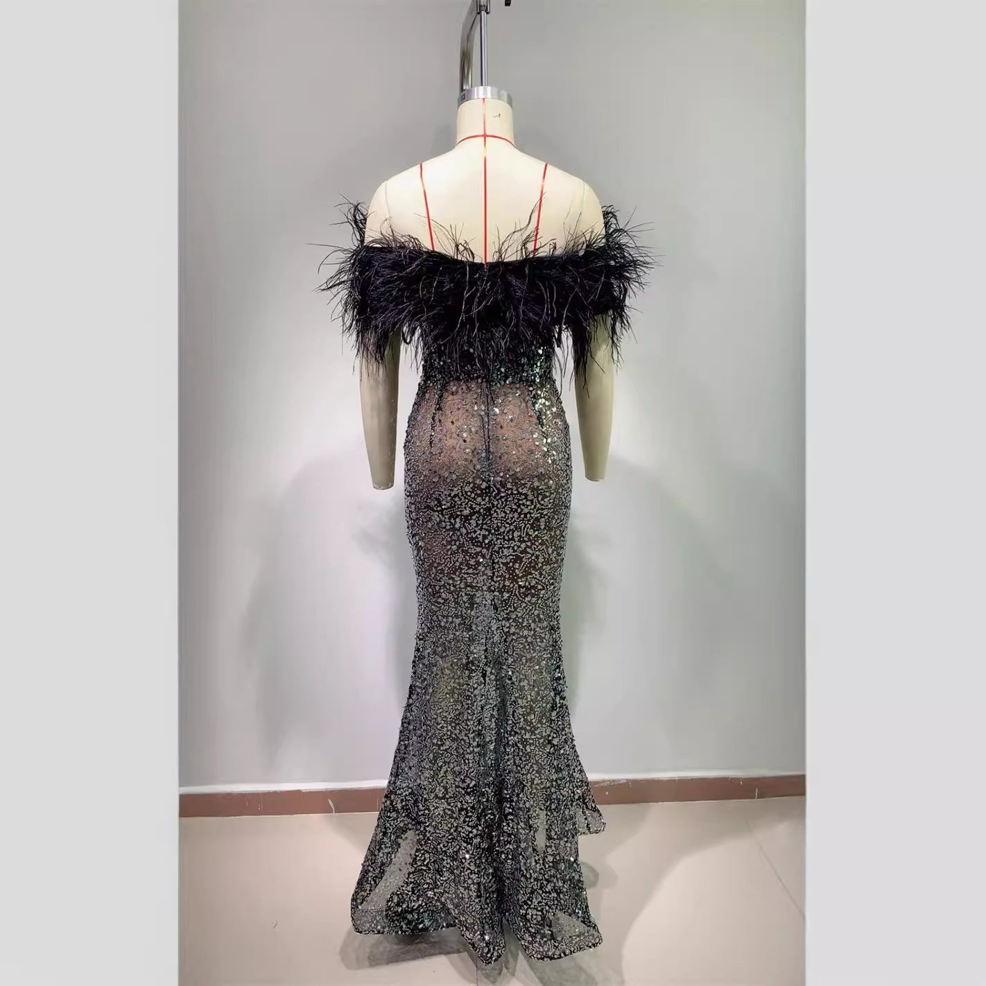 Robe Tube Col V Pailletée Luxe Plumes Strass Noire Taille Haute