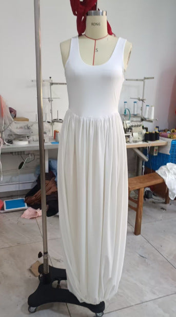 Robe plissée dos nu fendue et col en U