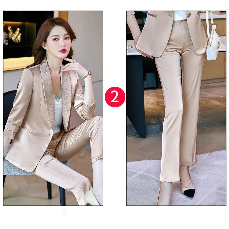 بدلة نسائية أنيقة