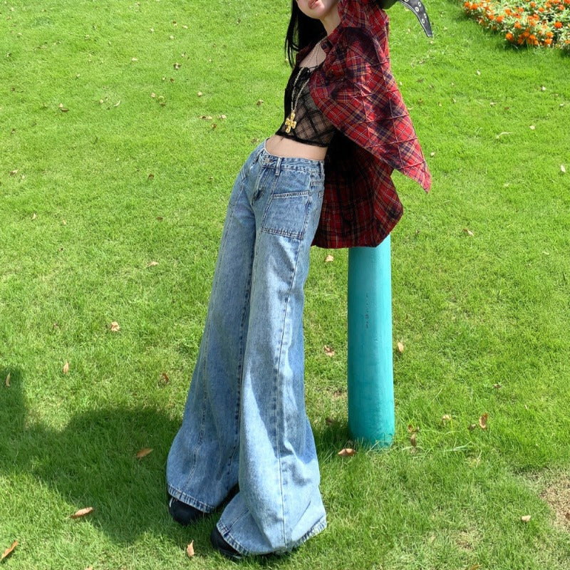 بنطلون جينز أمريكي التصميم بخصر عالٍ وقصة واسعة من الأسفل