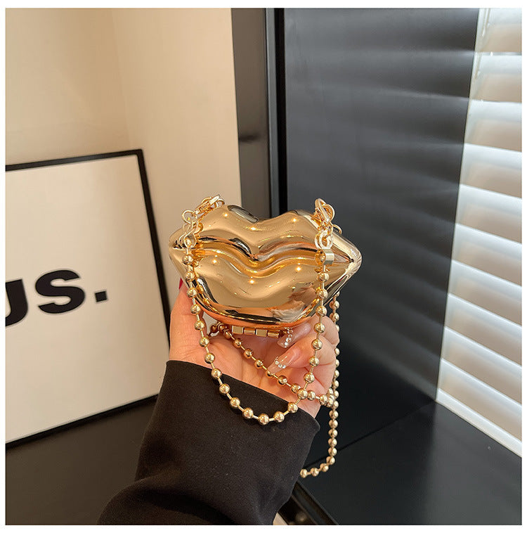 Sac à bandoulière en PU brillant en forme de lèvre personnalisé avec chaîne