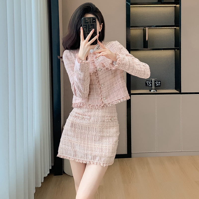 Ensemble jupe courte en tweed de polyester rose avec manteau à pampilles