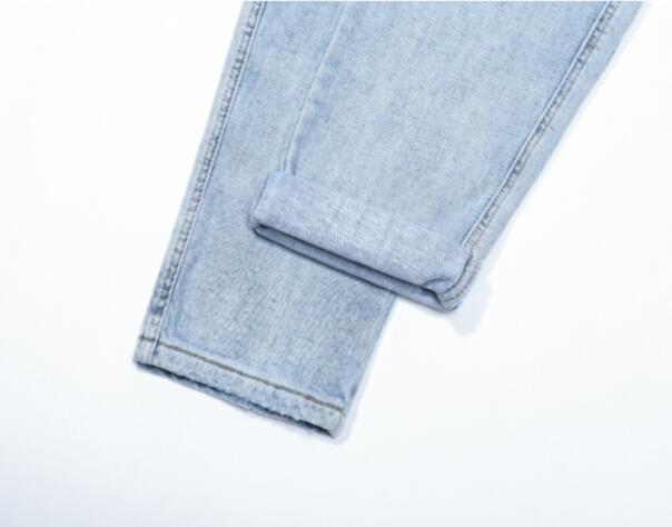 Pantalon carotte droit ample en jean bleu clair taille haute