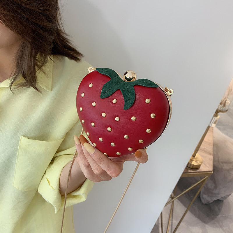 Sac à chaîne en forme de cœur fraise – Petite pochette en PU 14x12x8cm