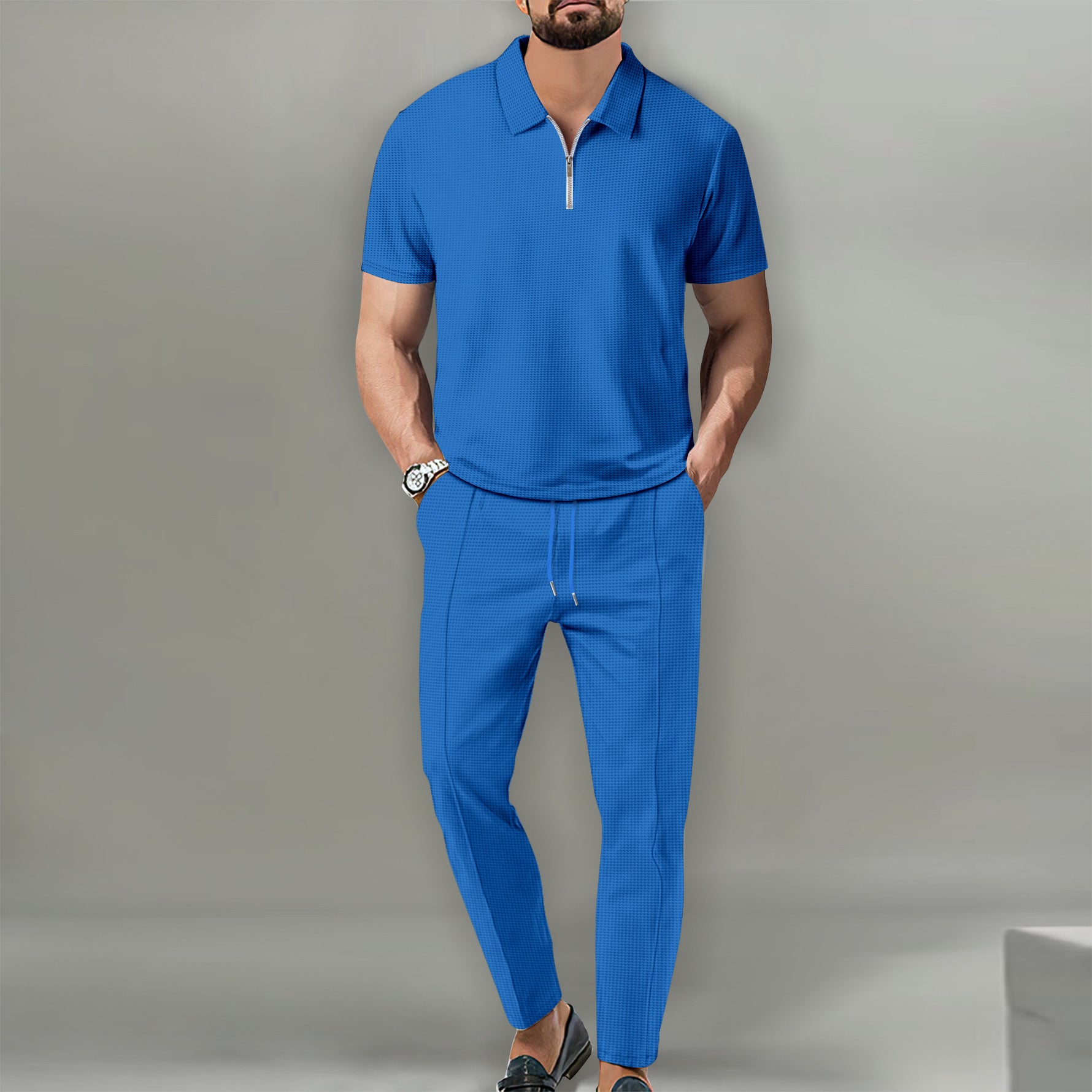 بدلة رجالية لون موحد بياقة مقلمة من الوافل مع تي شيرت وسروال بأكمام قصيرة