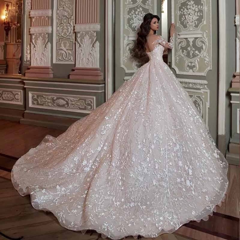 Robe de mariée en dentelle blanche avec détails en perles en polyester