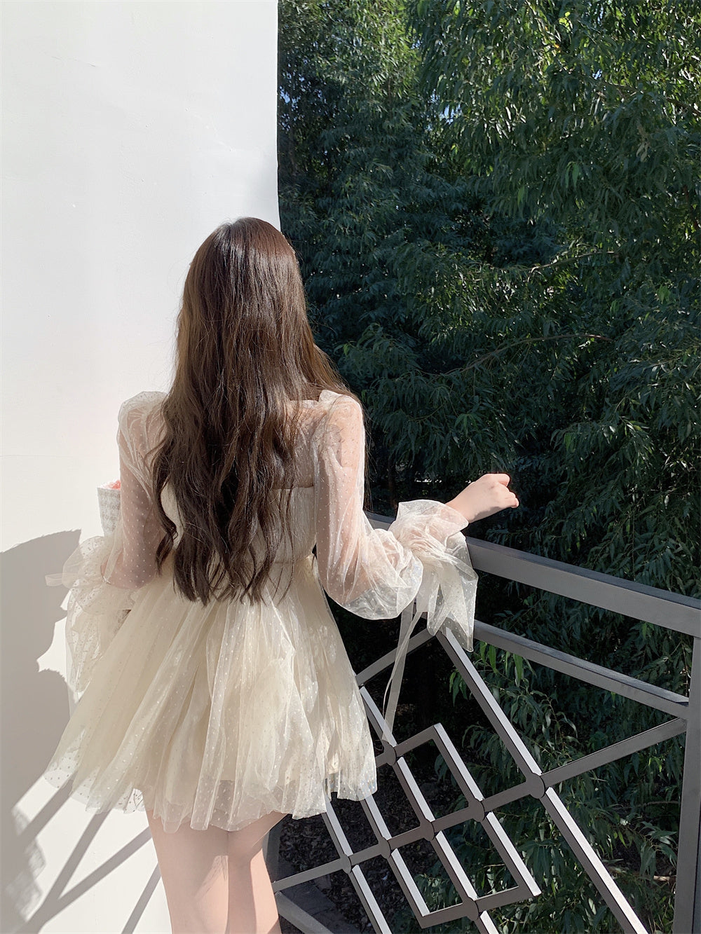 Robe évasée à col montant et lacets, à manches longues, noire et beige