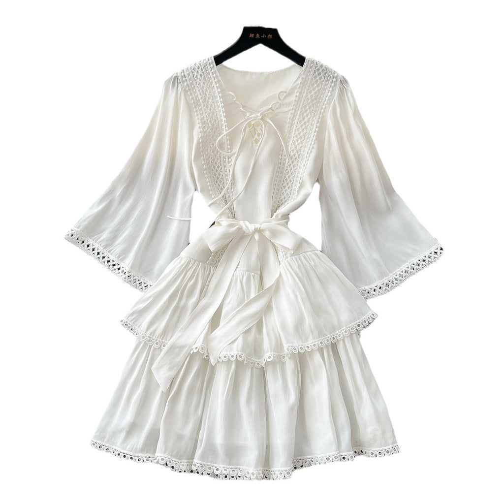 Robe ample blanche style rétro avec lacets, manches cloche et taille à coutures