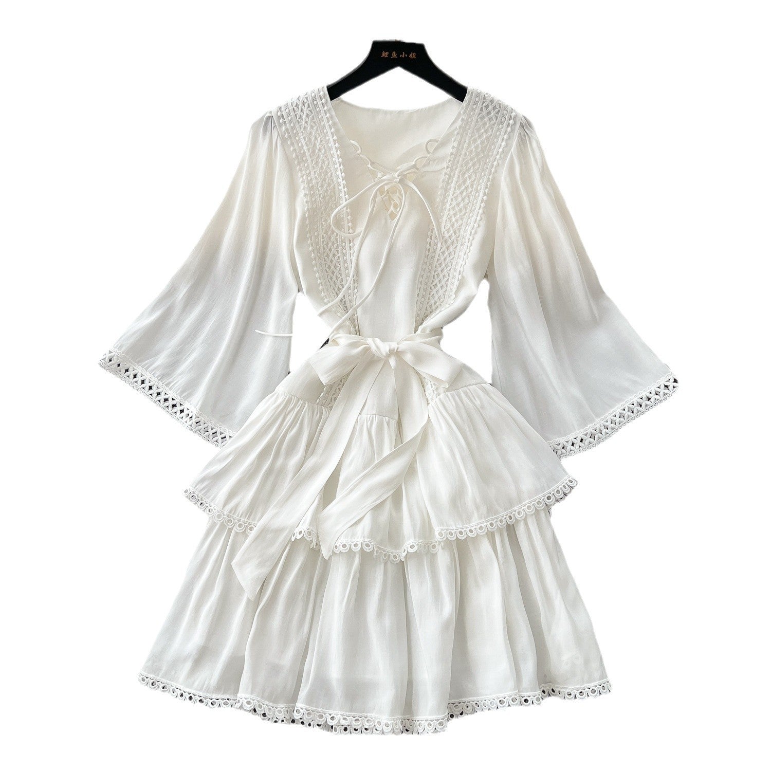 Robe ample blanche style rétro avec lacets, manches cloche et taille à coutures