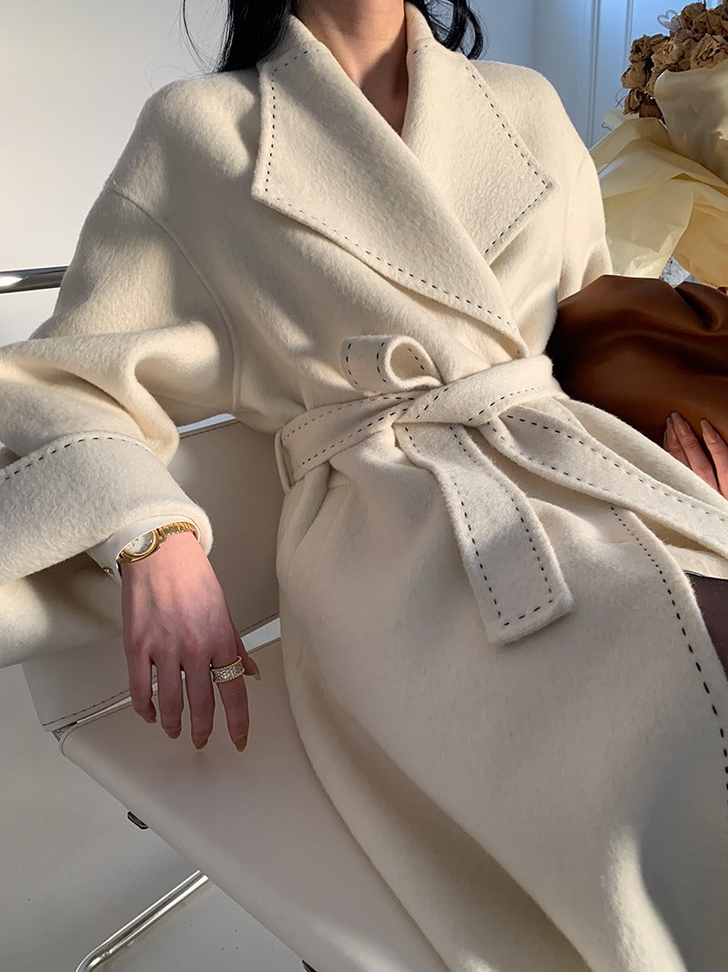 Manteau double-face en laine avec revers en fourrure longue et détails lacés en blanc ivoire et noir, tailles S-L