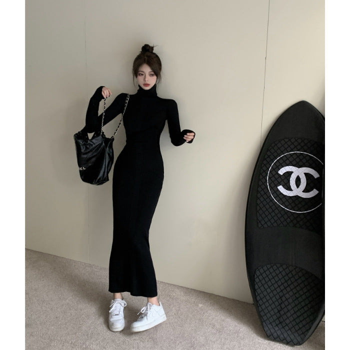 Robe mi-longue noire à col roulé en maille ajustée pour femme