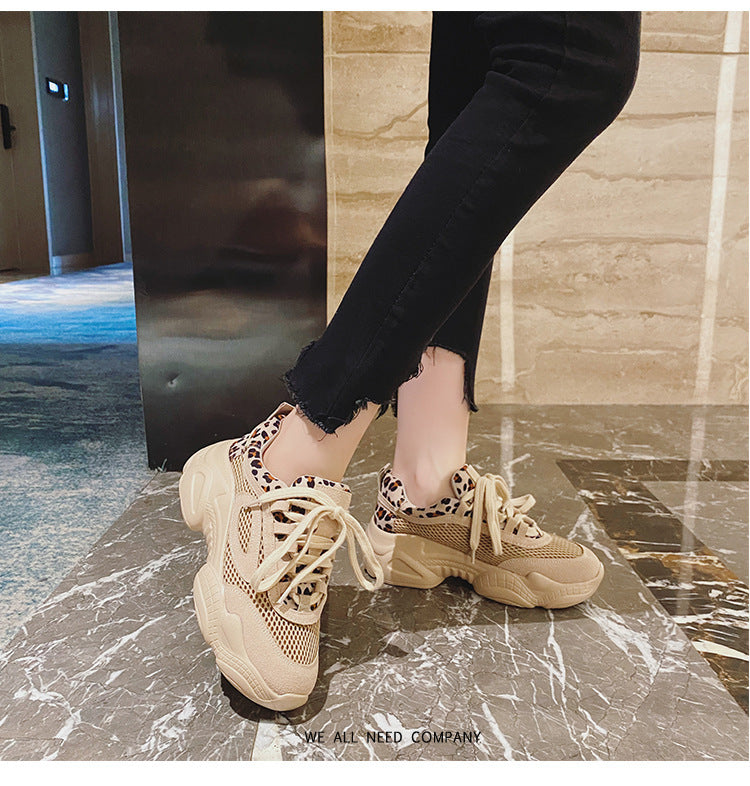 حذاء رياضي كاجوال ذو نعل سميك بنقشة جلد النمر، مصنوع من قماش شبكي يسمح بالتهوية.