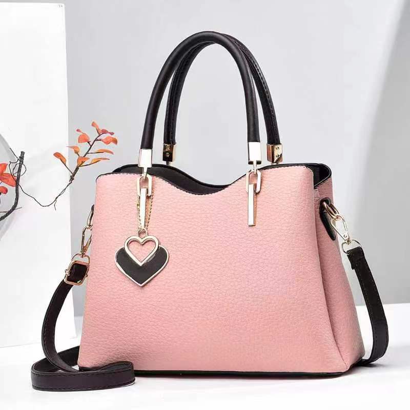 Sac bandoulière litchi pour femme d'âge mûr
