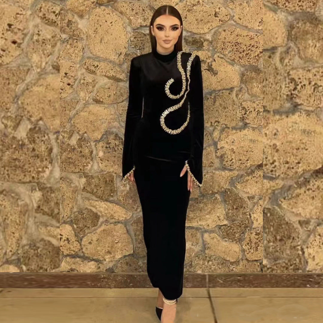 Robe de soirée moulante noire avec strass et hanches drapées