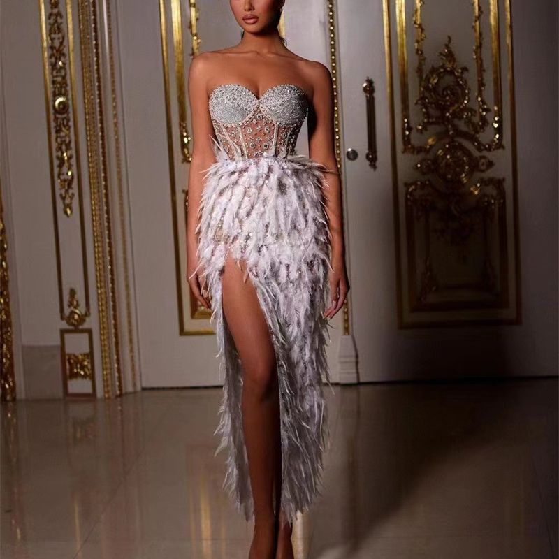 Robe Tube Transparente Fendue Haute Beige Ornée de Plumes et de Strass