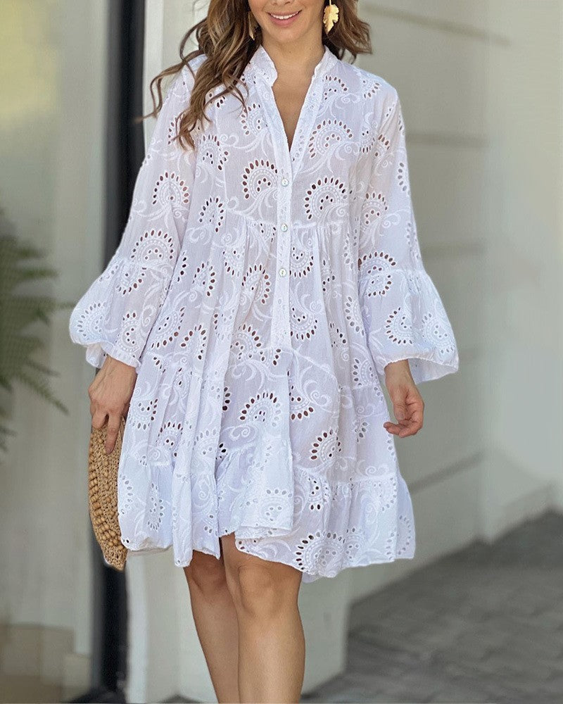 Robe évasée brodée de fleurs d'été à col en V ajouré