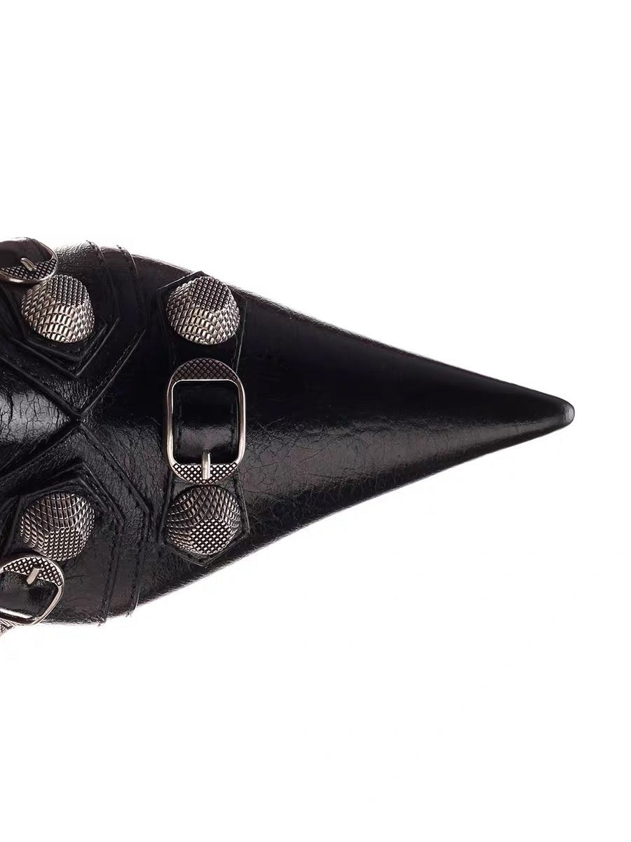 حذاء بوت قصير مدبب من الأمام بسحاب جانبي مرصع بمسامير معدنية، مناسب لراكبي الدراجات النارية