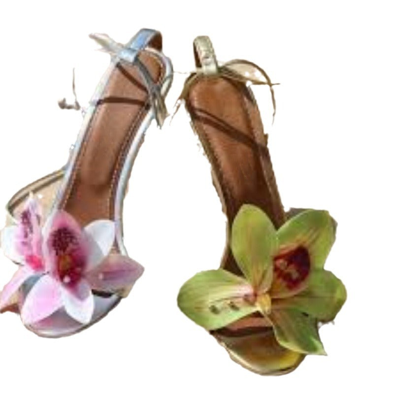 Chaussures pour femmes à talons aiguilles avec bride tissée métallique et bout ouvert