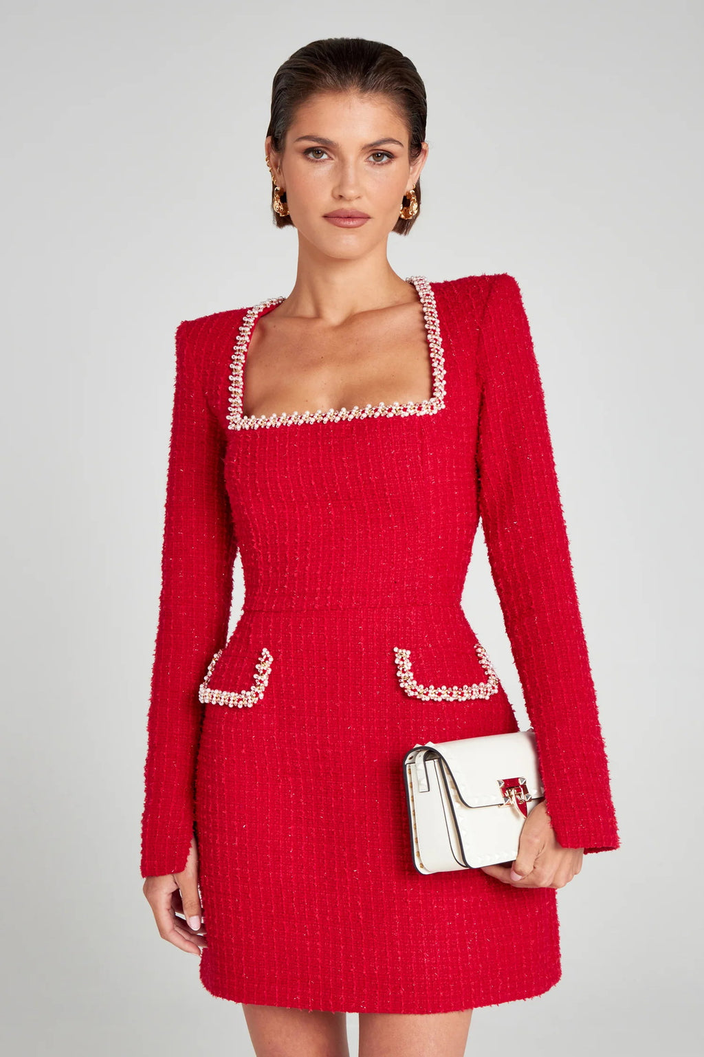 Robe perlée à manches longues et col en U, disponible en blanc, noir et rouge