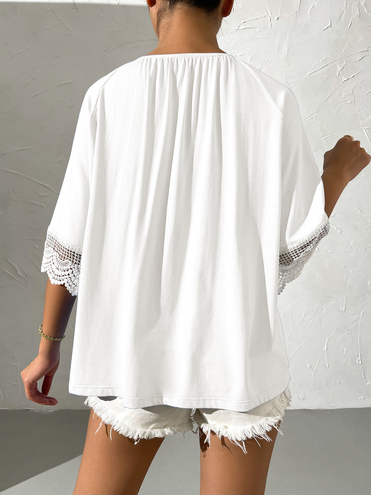 Chemisier ample à manches courtes, col cravate et broderie en dentelle style ethnique