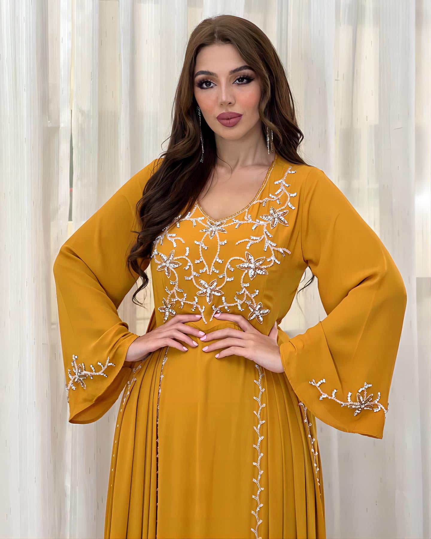 Robe de soirée élégante à broderies et appliqués avec ceinture, manches longues, jupe longue