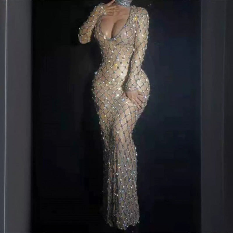 Robe longue moulante froncée en maille ajourée à cristaux colorés