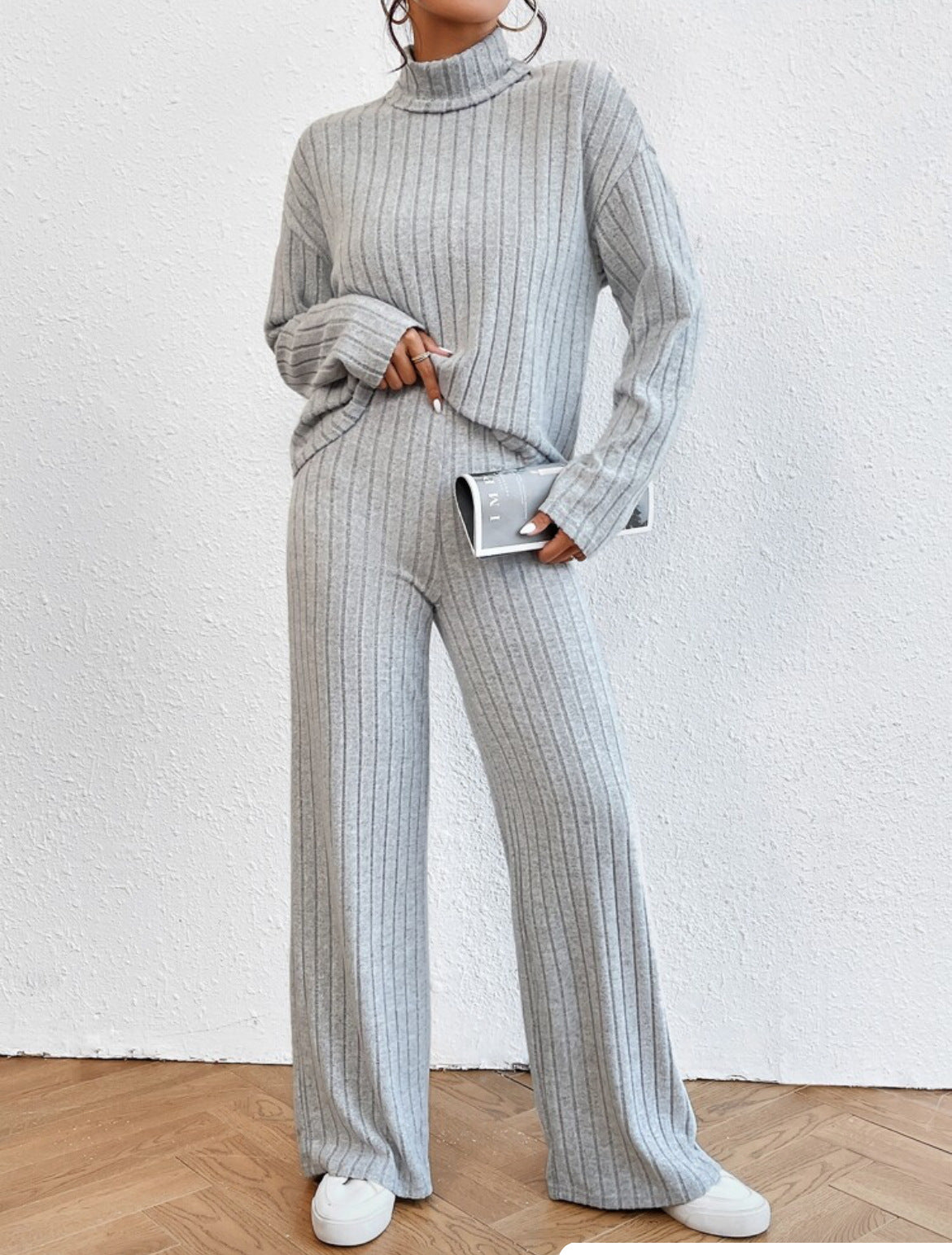Ensemble deux pièces : pull à col roulé à manches longues, pantalon ample à rayures et jambes larges