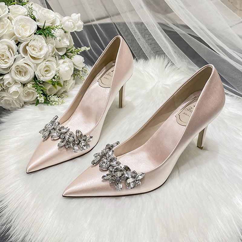 Escarpins de mariée en satin blanc ornés de strass en cristal