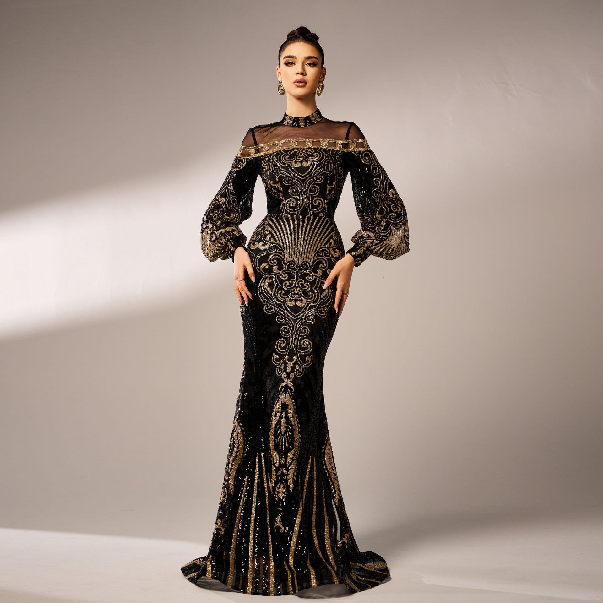 Robe de soirée sirène longue noire à manches longues, col rond et maille à paillettes