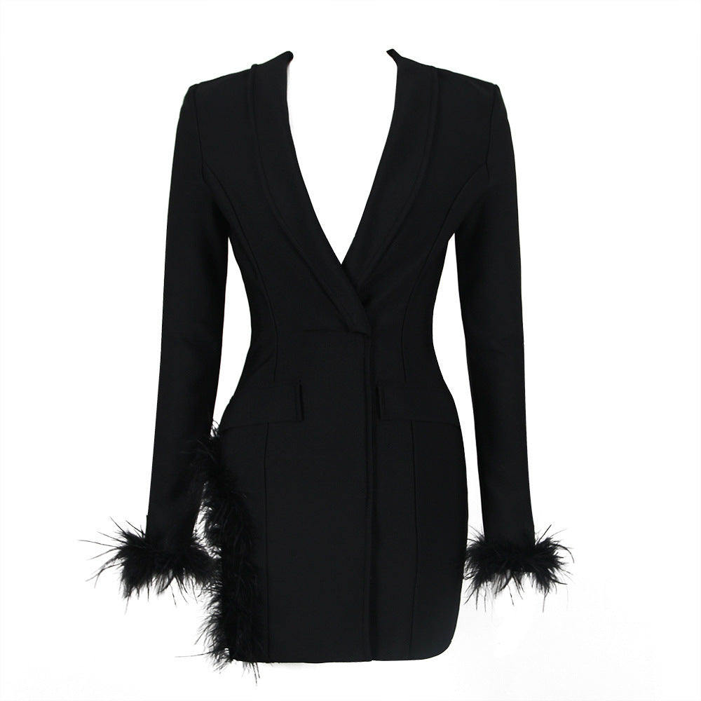 Robe fourreau à manches longues en plumes d'autruche