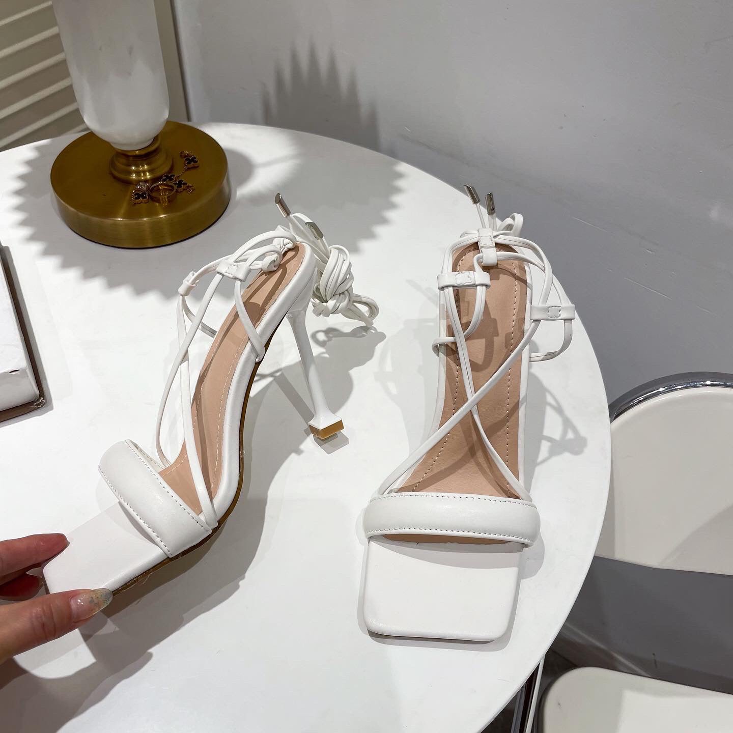 Escarpins à talons aiguilles et brides découpées en cuir de vachette
