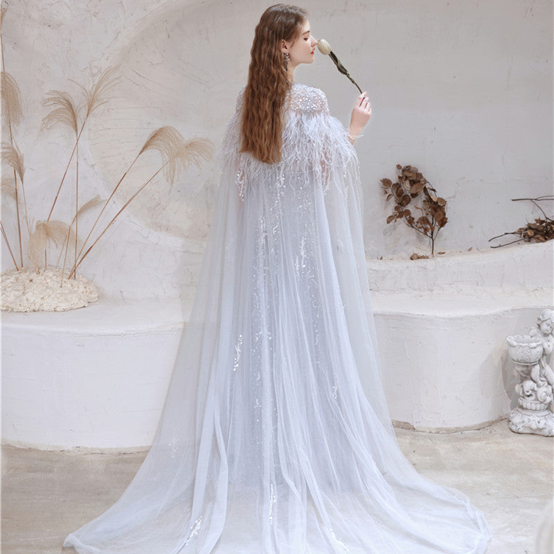 Robe de soirée deux pièces en soie avec long châle en plumes