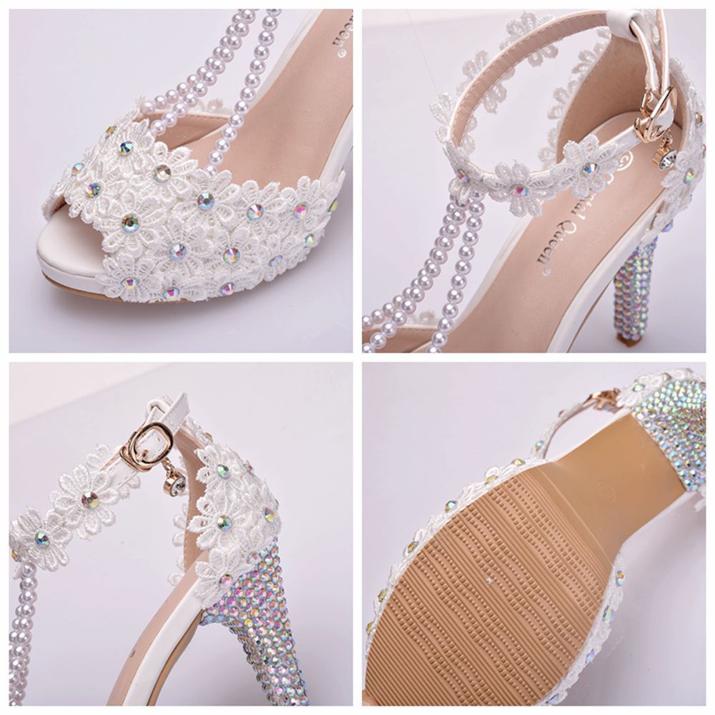 Sandales à plateforme et talon aiguille, peep toe blanches ornées de strass et perles