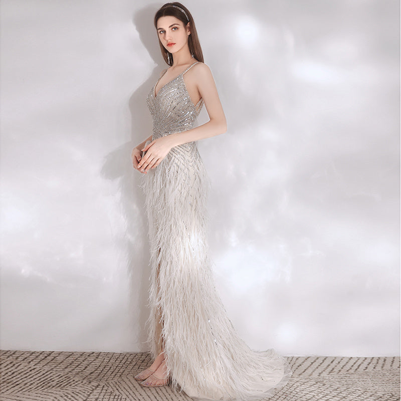 Robe de soirée sans manches en plumes couleur champagne à décolleté plongeant pour femme