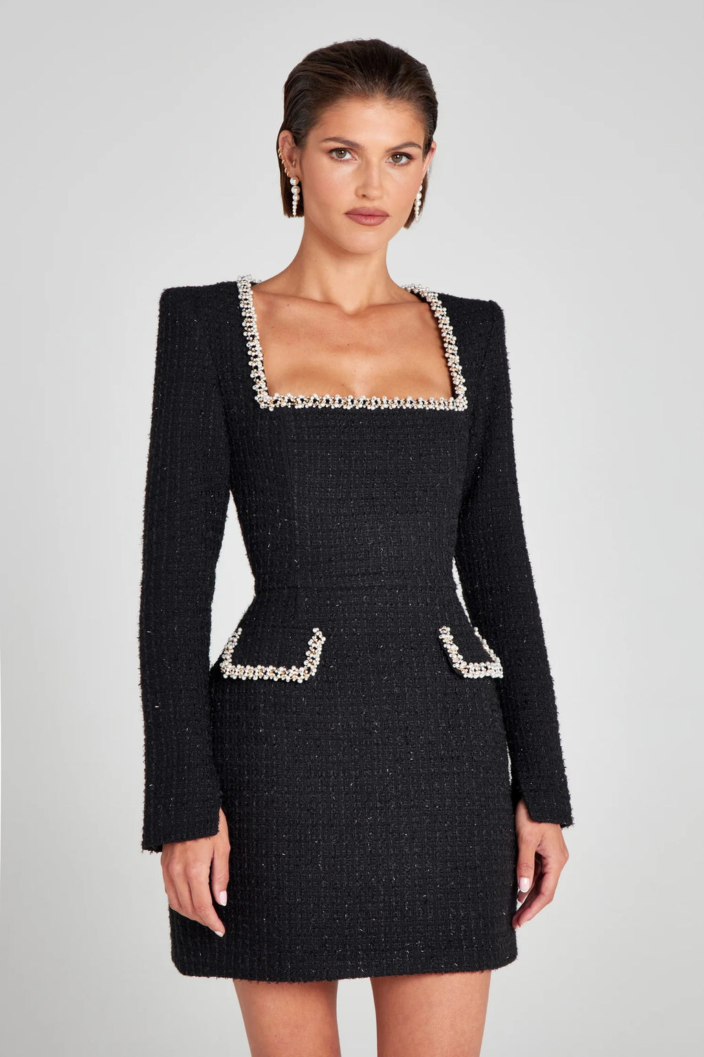 Robe perlée à manches longues et col en U, disponible en blanc, noir et rouge