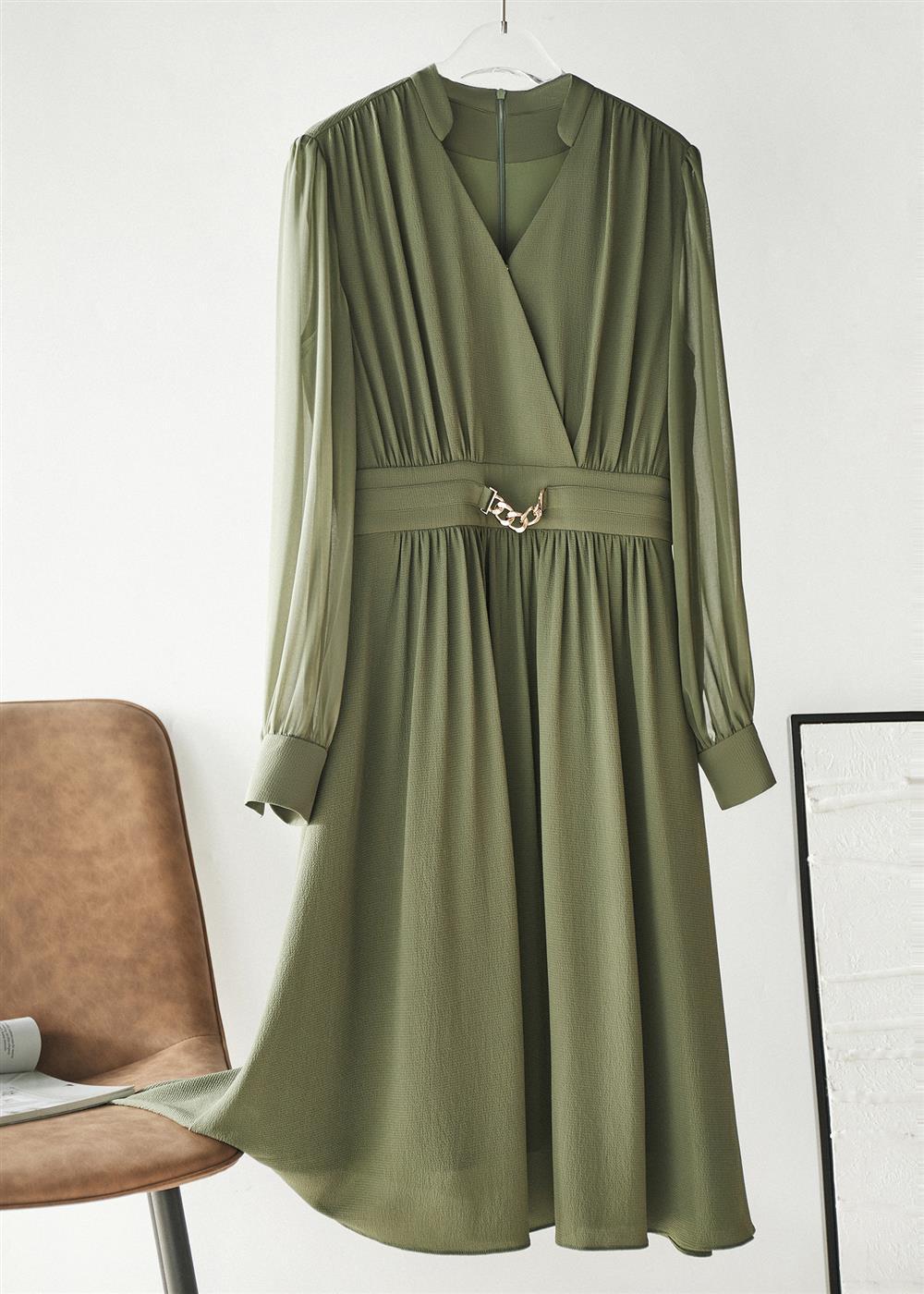 Robe bulle plissée en mousseline verte avec taille plissée et manches longues pour les trajets quotidiens au bureau