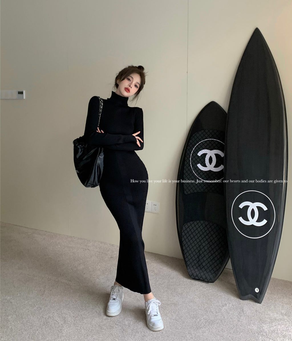 Robe mi-longue noire à col roulé en maille ajustée pour femme