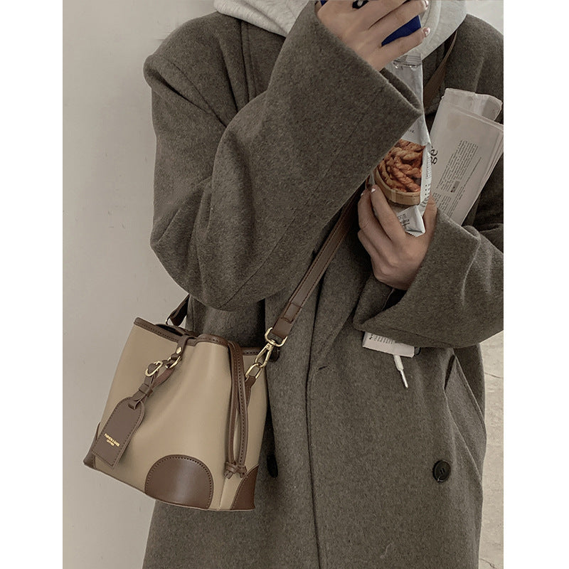 Sac bandoulière polyvalent pour femme, petit modèle seau avec contraste de couleurs