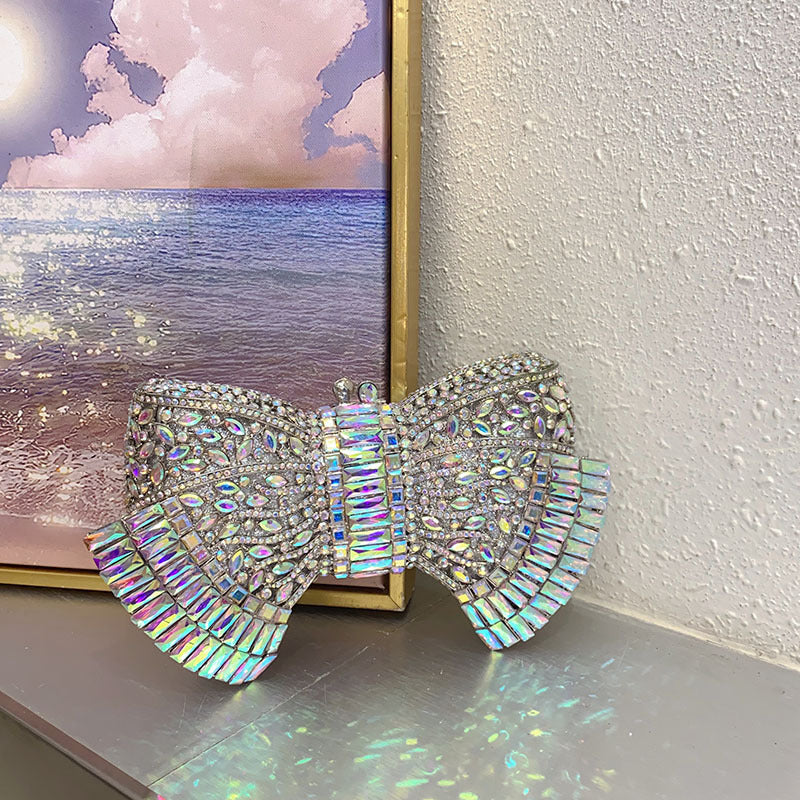 Sac bandoulière pochette en métal avec nœud et accents diamantés