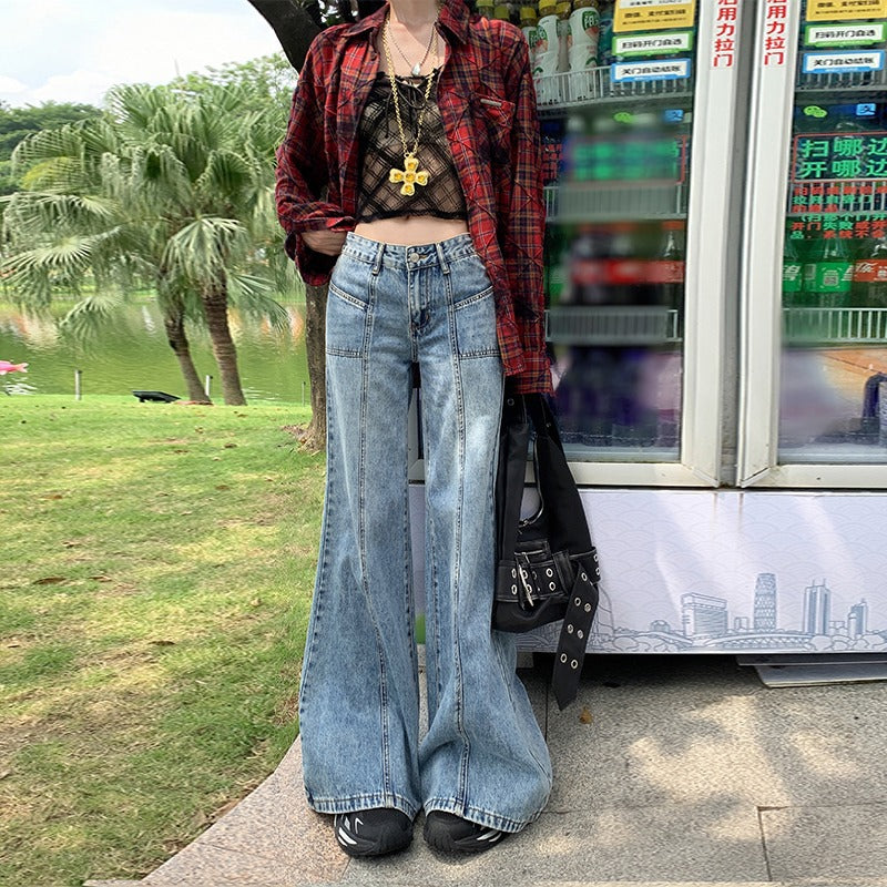 بنطلون جينز أمريكي التصميم بخصر عالٍ وقصة واسعة من الأسفل