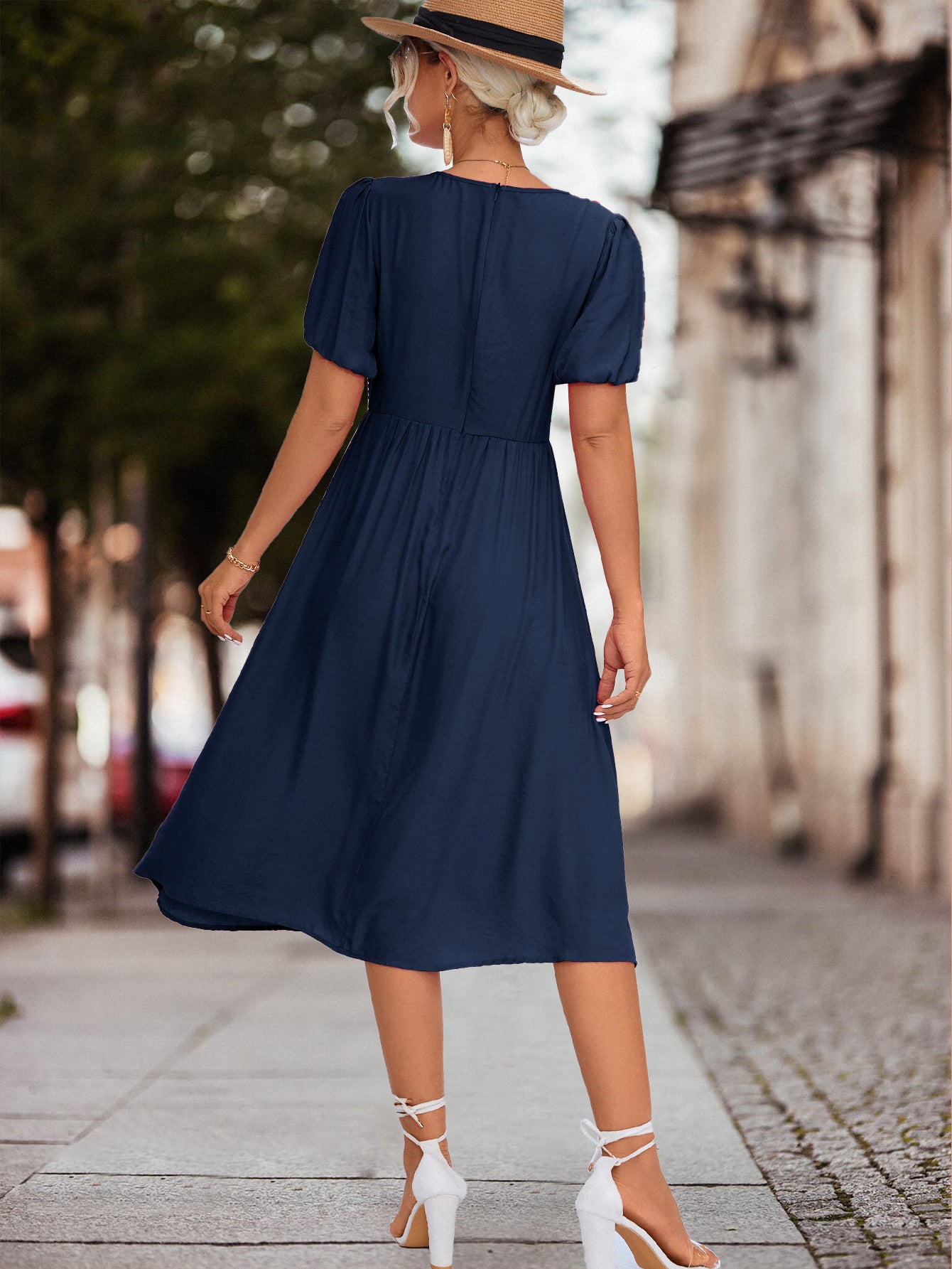 Short Sleeved Kink Dress With Leaf Edge
