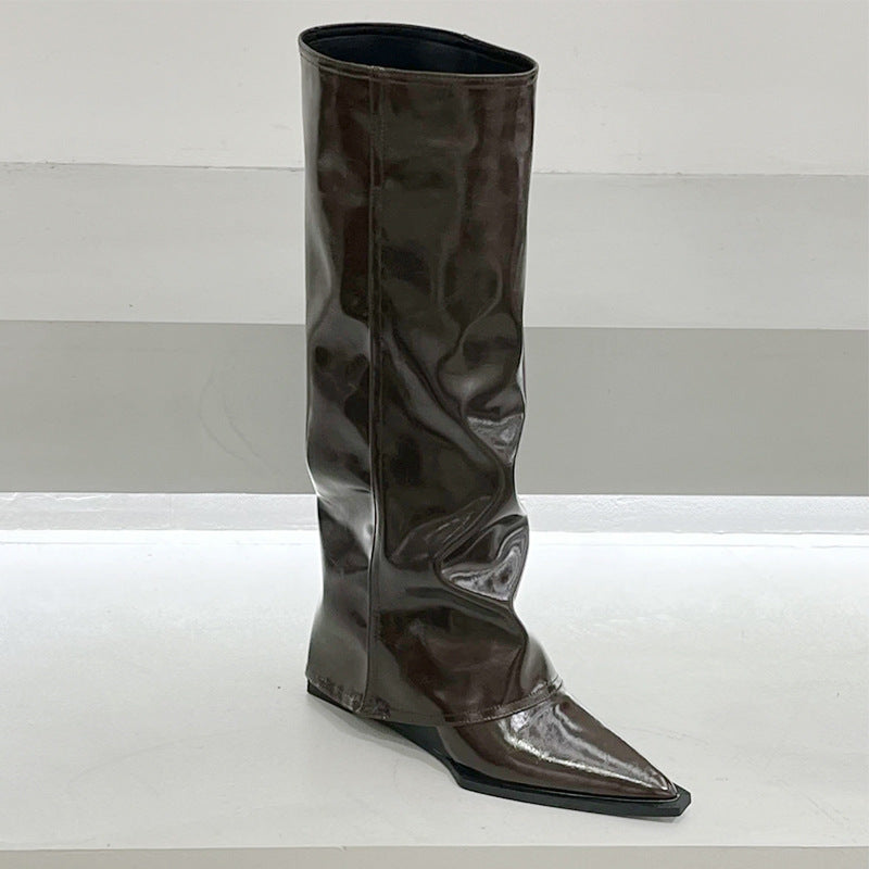 بنطلون ذو كعب إسفين، بوت عالي الساق بمقدمة مدببة، جلد أسود لامع، تصميم فريد ستريت