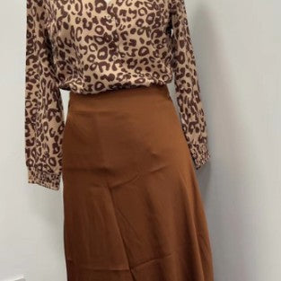 Ensemble tailleur jupe longue marron à imprimé léopard avec décolleté plongeant et manches trois-quarts pour femme