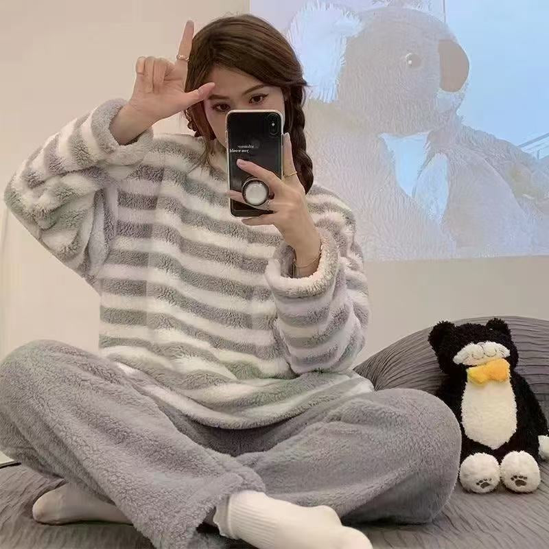 Nouveaux vêtements d'intérieur mignons en flanelle épaisse pour l'automne et l'hiver