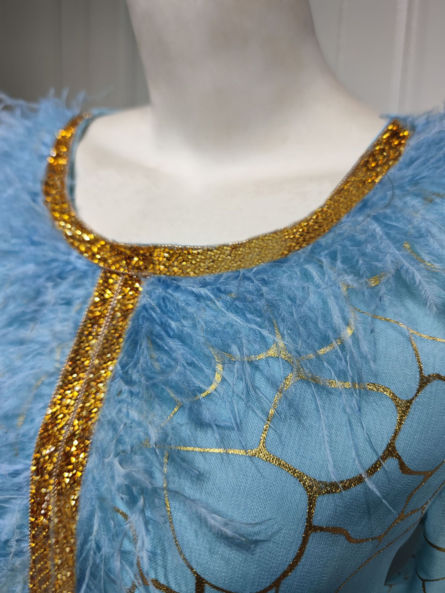 عباية أنيقة وعصرية مرصعة بأحجار الراين البرونزية للنساء